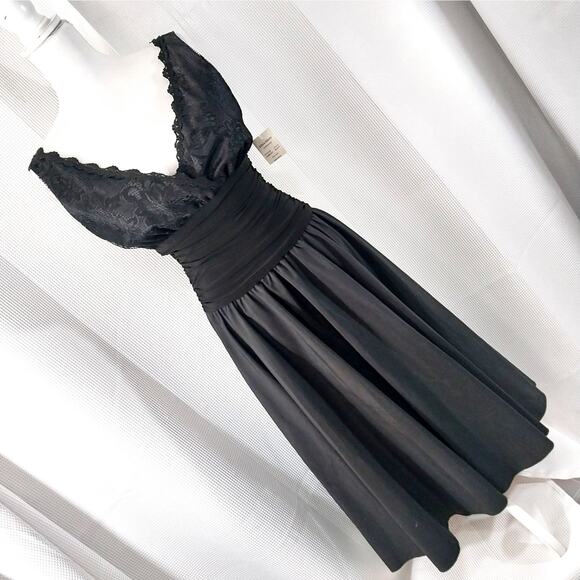 NWT! JESSICA HOWARD! LUXE BLACK LACE BODICE, FULL SKIRT MAXI DRESS! SZ 10 - Picture 1 of 9